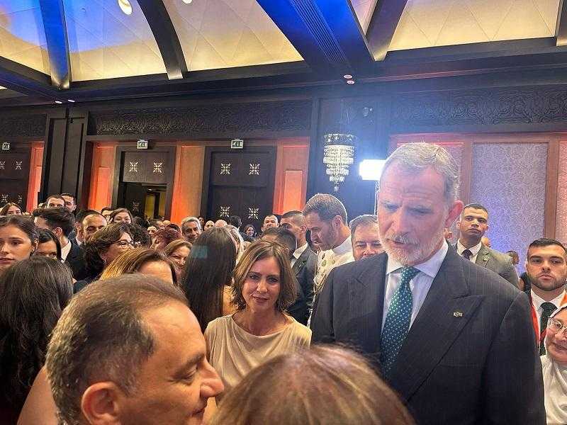 أشعر بكِ جدا.. ملك إسبانيا ينزل من المنصة ليصافح سيدة فلسطينية ويتحدث عن غزة