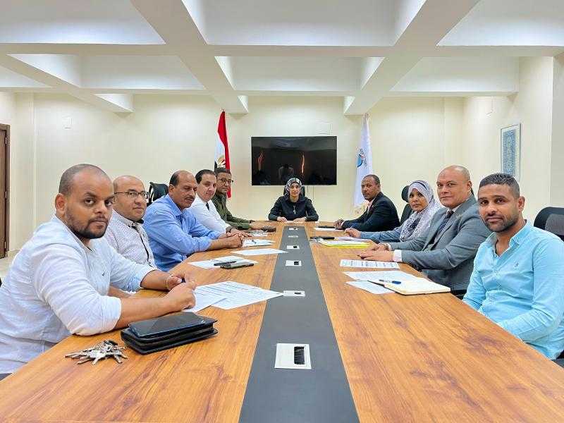 رئيس جامعة الأقصر تترأس اجتماع لجنة متابعة تنفيذ الإجراءات التنفيذية وقبول الطلبة والطـالبات بالمدن الجامعية