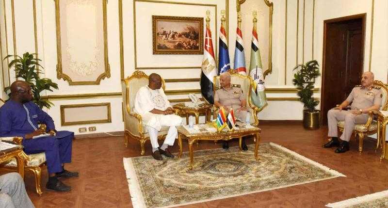 وزير الدفاع يلتقي نظيره الجامبي لبحث تعزيز التعاون العسكري