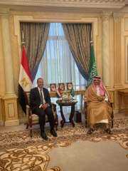 وزير الخارجية يجري مباحثات مع نظيره السعودي لتعزيز التعاون الثنائي وبحث التطورات الإقليمية
