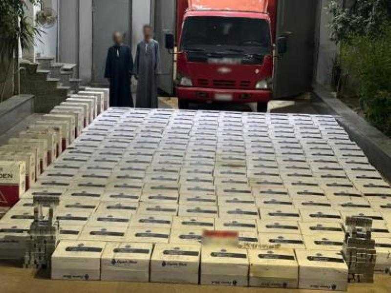 ضبط شخصين بحوزتهما 107 آلاف عبوة سجائر بأسيوط لبيعها في السوق السوداء