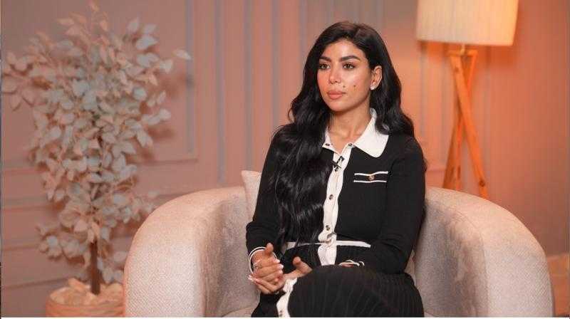 كارولين عزمي تخطف الأنظار بإطلالة جديدة