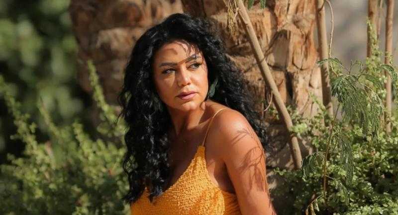 رانيا يوسف تثير الجدل بإطلالة جريئة