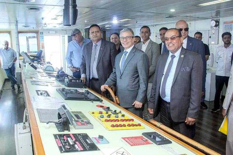 أموي:   وزير المالية يوجه بتكثيف جهود تسهيل حركة التجارة وتعزيز بيئة الاستثمار