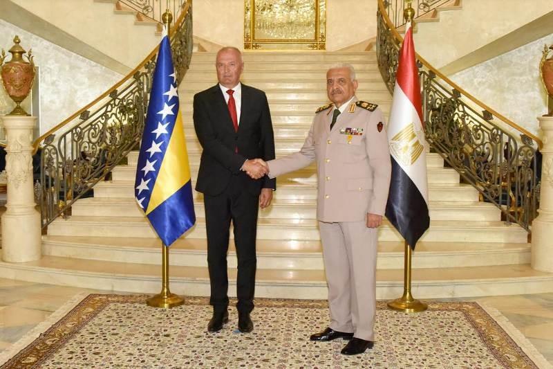 الفريق أول عبد المجيد صقر القائد العام للقوات المسلحة يلتقي وزير الدفاع لدولة البوسنة والهرسك