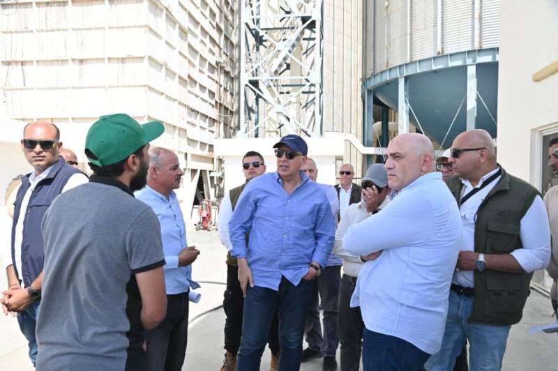 وزير الري يتفقد مشروع تنمية جنوب الوادي في أسوان