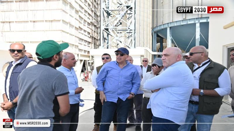 وزير الري يتفقد مشروع تنمية جنوب الوادي في أسوان