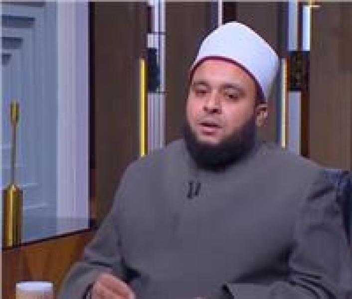 أمين الفتوى يوضح حكم ارتداء الرجل لسلسلة فضة