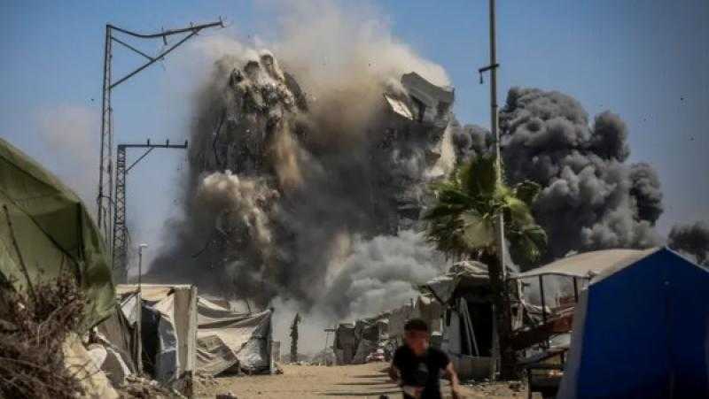 جيش الاحتلال يهاجم البنى التحتية بغزة وسط أزمة إنسانية خانقة