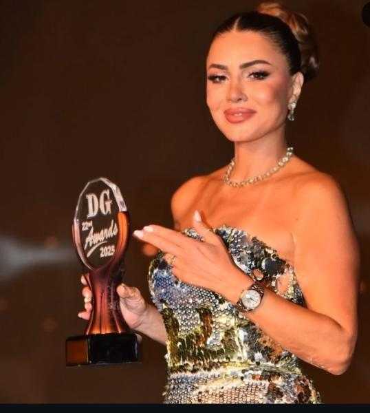 نجلاء بدر تتصدر التريند بإطلالتها الذهبية