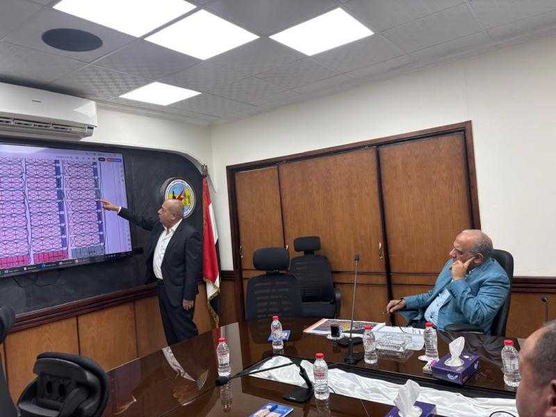 وزير الكهرباء يتفقد غرفة عمليات المراقبة ومركز خدمات عملاء الشيخ زايد بشركة القناة