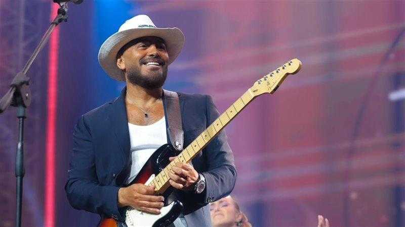 رغم الإصابة..تامر حسني يحيي حفله بالبحرين