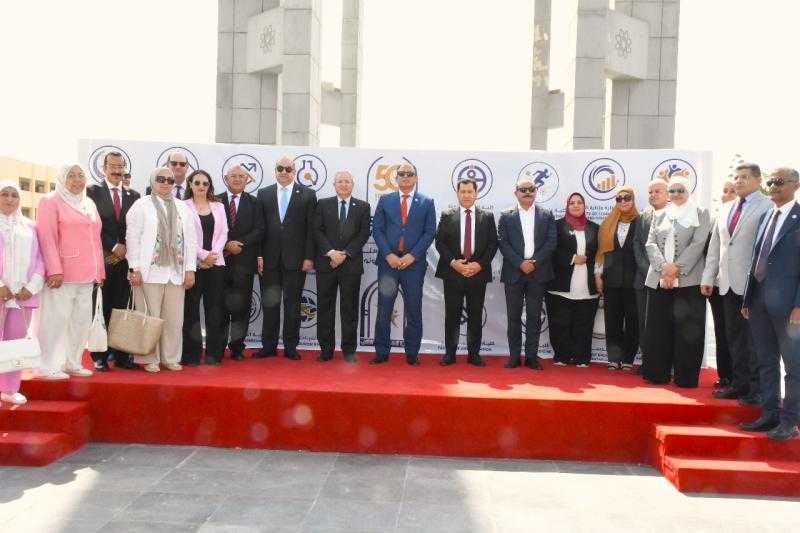 جامعة حلوان تحتفل بانطلاق العام الجامعي الجديد برفع علم مصر وسط أجواء وطنية مبهجة