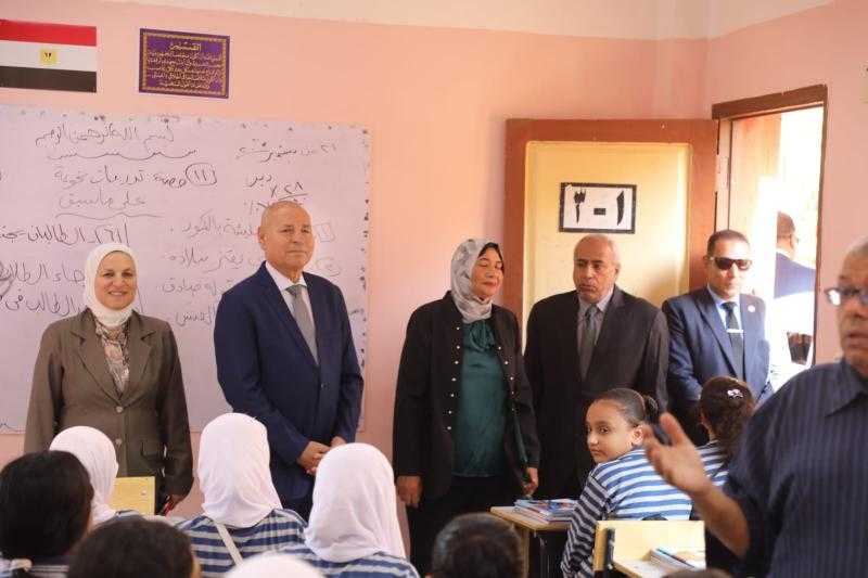 محافظ القاهرة يتفقد عدد من المدارس لمتابعة انتظام سير العملية التعليمية