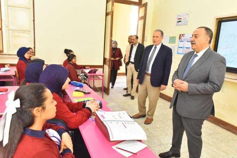 محافظ أسيوط يتفقد المدارس في أول أيام الدراسة