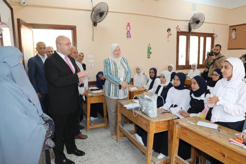 محافظ بني سويف يتفقد انتظام وسير العملية التعليمية مع بداية العام الدراسي الجديد 2025/2026