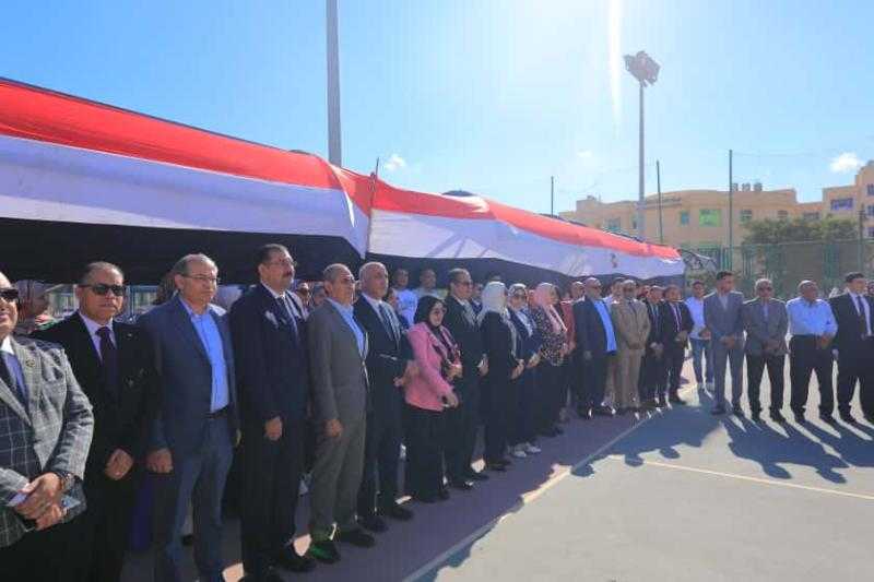 رئيس جامعة كفر الشيخ يشهد مراسم تحية العلم ويقدم التهنئة لطلبة الجامعة بالعام الدراسي الجديد 2025/2026