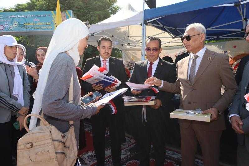 رئيس جامعة المنيا يستقبل الطلاب بالهدايا في أول أيام العام الجامعي الجديد وسط أجواء من الحفاوة