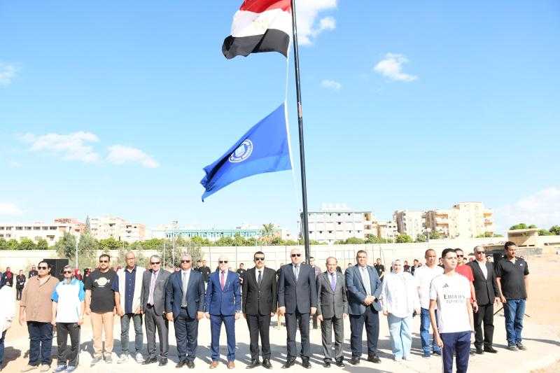 قيادات جامعة قناة السويس تشارك طلاب كلية علوم الرياضة مراسم تحية العلم مع انطلاق العام الجامعي الجديد 2025-2026