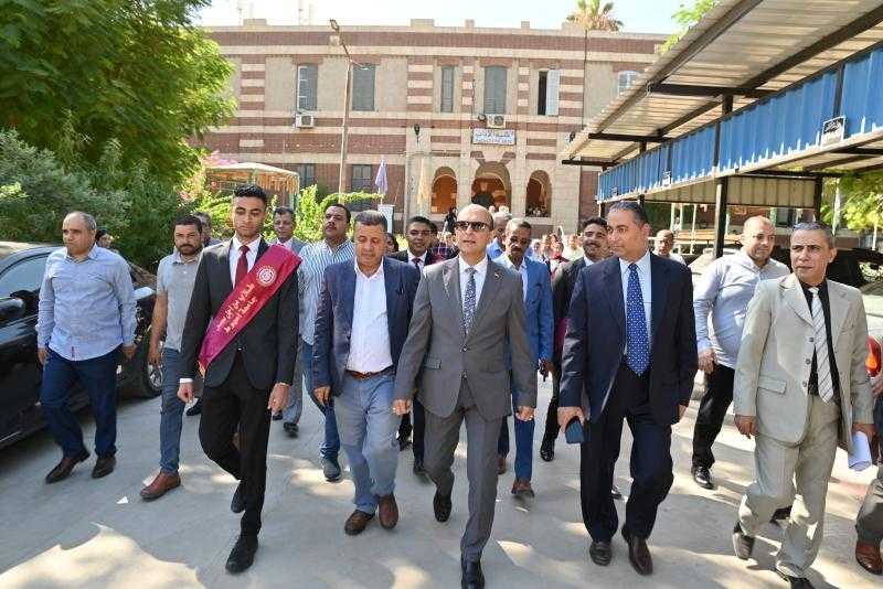 رئيس جامعة أسيوط يتفقد سير الدراسة في أول أيام العام الجامعي