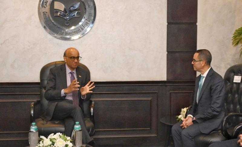 وزير الاستثمار والتجارة الخارجية يلتقي رئيس جمهورية سنغافورة على هامش منتدى الأعمال المصري–السنغافوري