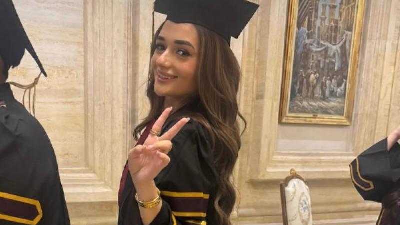 ملك أحمد زاهر تتألق في حفل تخرجها