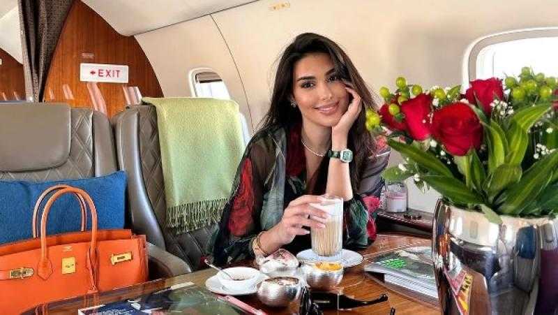 ياسمين صبري تخطف الأنظار بإطلالة جذابة من الطائرة