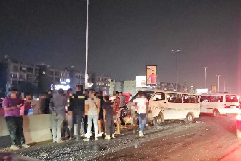 تصادم ميكروباص بالحاجز الخرساني على الطريق الدائري بالقطامية وإصابة شخصين