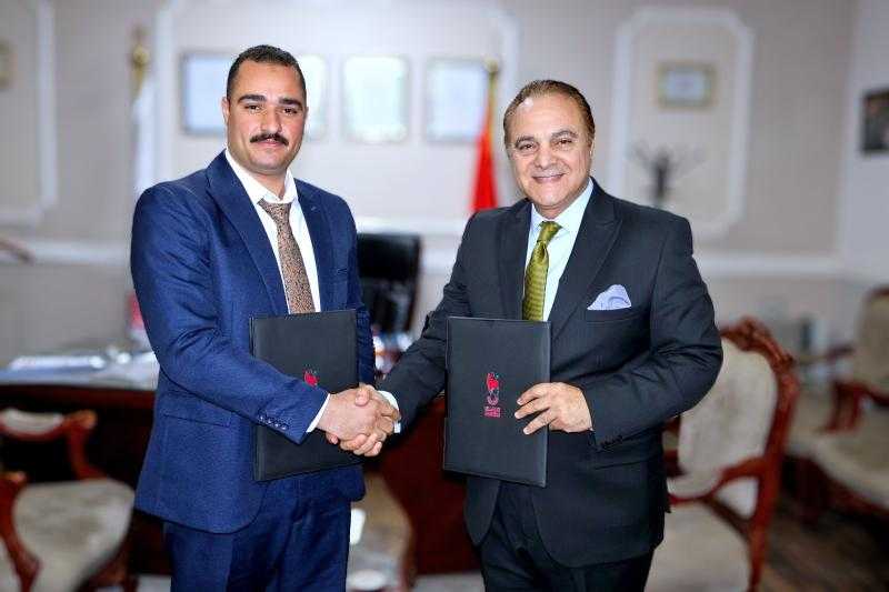 السكرتير العام يوقع عقد حق الانتفاع لمشروع إقامة أول فندق خمس نجوم بسوهاج