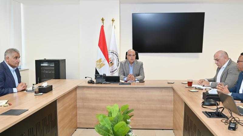 وزير الري يبحث موقف ”مشروع تطوير منظومة الري والصرف بواحة سيوة”