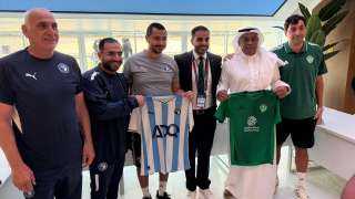 بيراميدز والأهلي السعودي يتبادلان الهدايا التذكارية قبل مواجهة كأس الإنتركونتيننتال