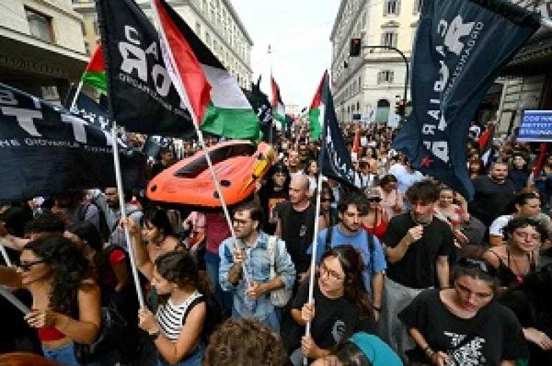 إيطاليا.. إصابة العشرات في إضراب عام للتضامن مع شعب غزة