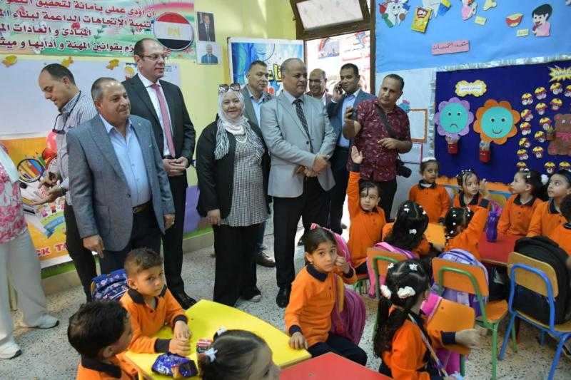 محافظ بورسعيد يتفقد عددًا من المدارس بحي الضواحي