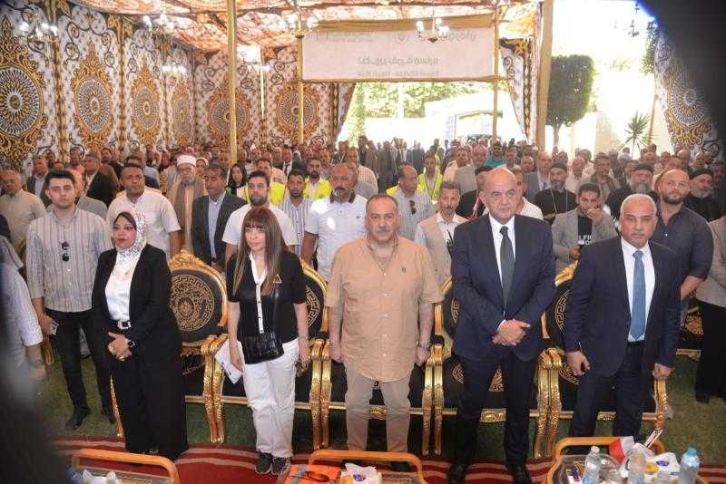 محافظ أسيوط يسلم 60 منزلاً مؤهلاً و27 رأس ماشية و10 مشروعات متناهية الصغر للأسر الأولى بالرعاية بقرية مساره بديروط