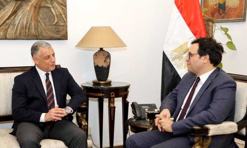 وزير الثقافة ومحافظ الإسماعيلية يبحثان ترتيبات الاحتفال بكوكب الشرق والدورة الـ25 للمهرجان الدولي للفنون الشعبية