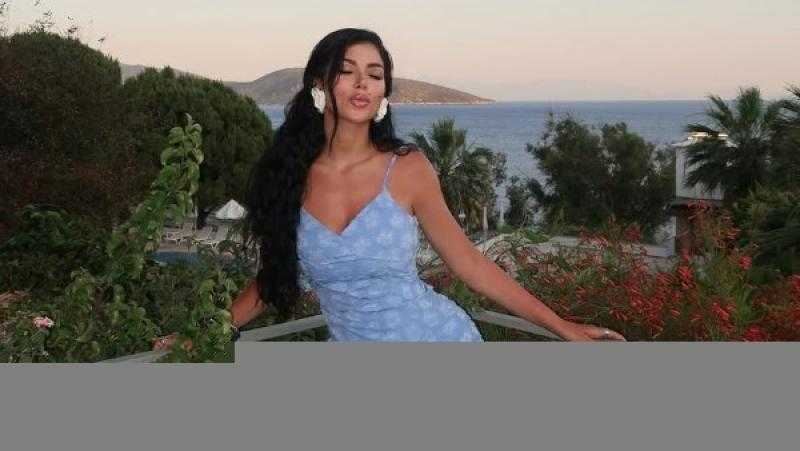 كارولين عزمي تتألق بإطلالة أنيقة