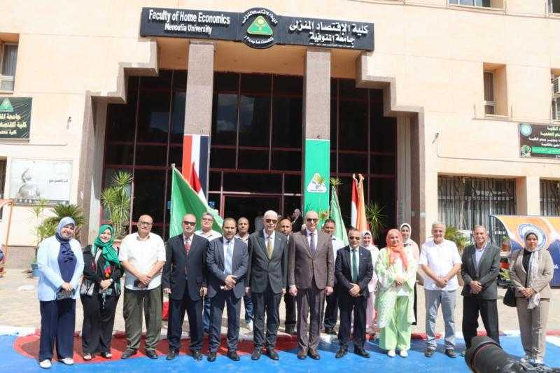 رئيس جامعة المنوفية يتفقد سير العملية التعليمية في أول أيام الفصل الدراسي الأول بكلية الإقتصاد المنزلي