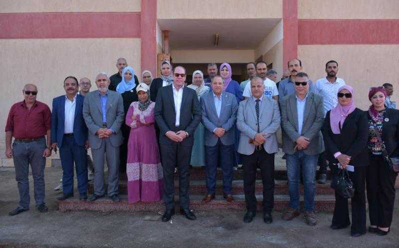 محافظ بورسعيد يتابع انتظام العملية التعليمية داخل مدرستين بجنوب بورسعيد