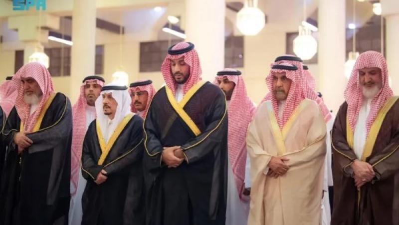 ولي العهد يؤدي صلاة الميت على مفتي عام السعودية 