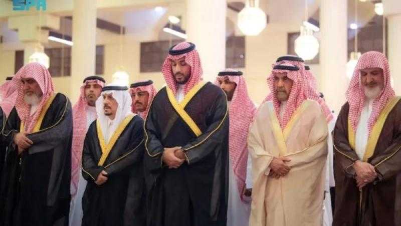 ولي العهد يؤدي صلاة الميت على مفتي عام السعودية في جامع الإمام تركي بن عبدالله بالرياض