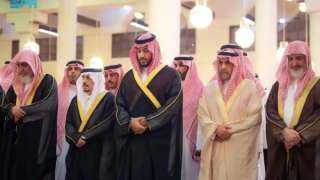 ولي العهد يؤدي صلاة الميت على مفتي عام السعودية في جامع الإمام تركي بن عبدالله بالرياض