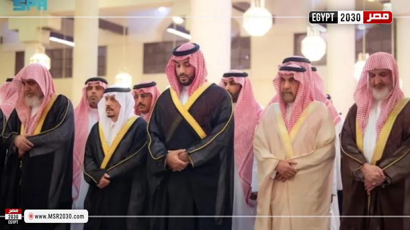 ولي العهد يؤدي صلاة الميت على مفتي عام السعودية 