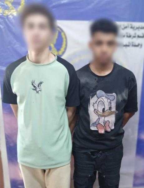 الداخلية تكشف ملابسات صورة متداولة لشخصين يحملان أسلحة  بمنشأة ناصر