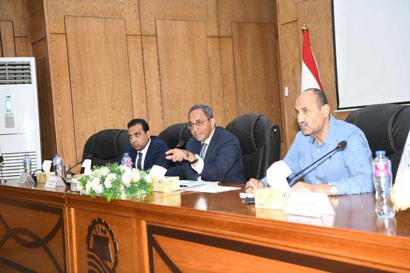 محافظ قنا يبحث إجراءات حماية المناطق المتوقع تعرضها للسيول