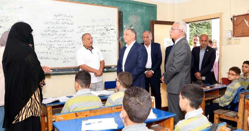 محافظ الإسماعيلية يتابع انتظام سير العملية التعليمية