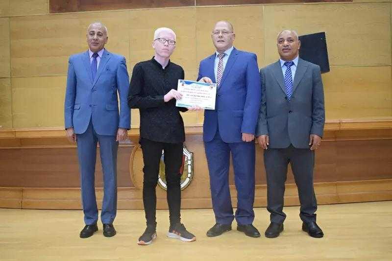 «كاد يخسر حلم التعيين بسبب ضعف البصر».. قصة معيد سوهاج الذي هاتفه وزيران بالحكومة