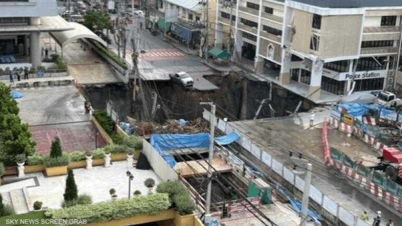 اتساع مستمر.. انهيار ارضي يبتلع طريق رئيسي في بانكوك