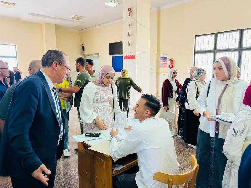 رئيس جامعة الدلتا التكنولوجية يُتابع سير اجراءات تقديم طلاب الثانوية الفنية الثلاث والخمس سنوات المرشحين للإلتحاق بالجامعة