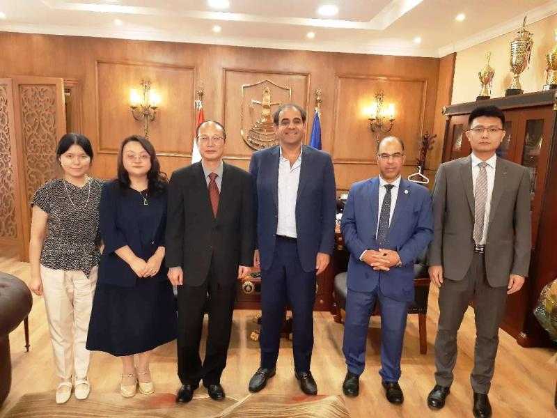رئيس جامعة بورسعيد يستقبل المستشار التعليمى الصينى