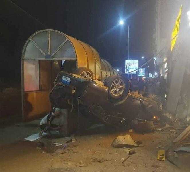 انقلاب سيارة ملاكي بكورنيش الإسكندرية بعد اختراق الرصيف